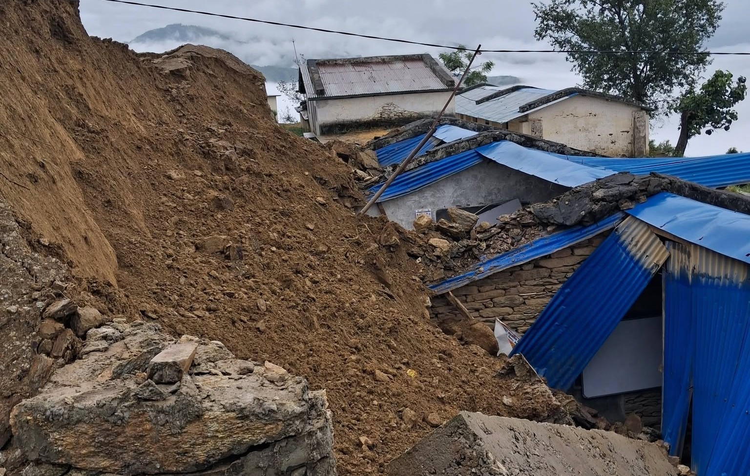 लगातारको वर्षाले खेलमैदानको पर्खाल भत्किएपछि विशालपुर माविको भवनमा क्षति 
