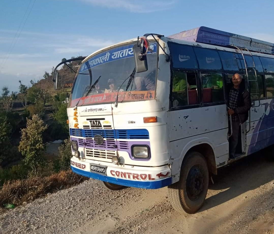 बैतडीको देहीमाण्डौं–गिरेगडा सडकमा पहिलो पटक बस सेवा सुचारु 