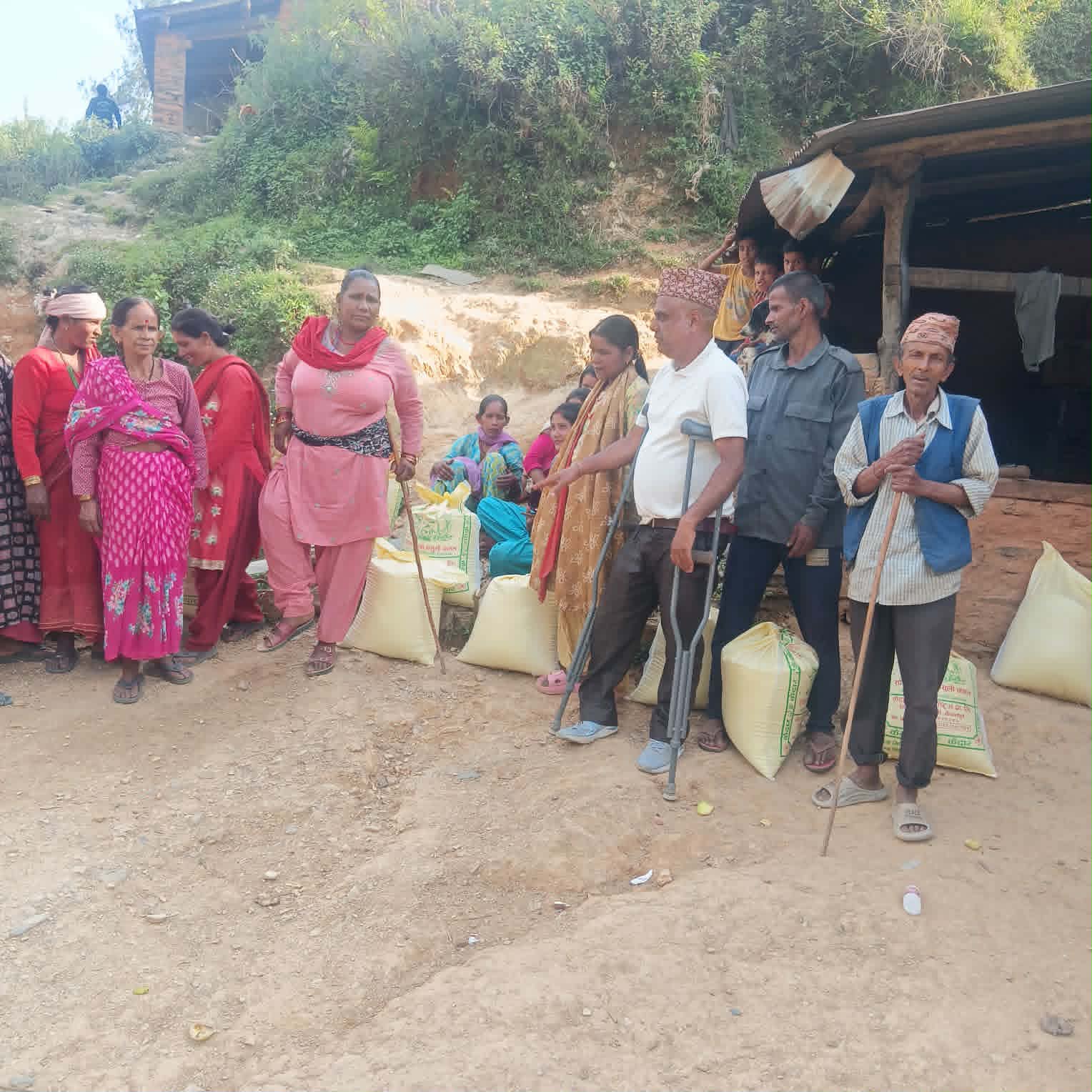 अपांगता भएका दलित समुदायका नागरिकलाई चामल वितरण 