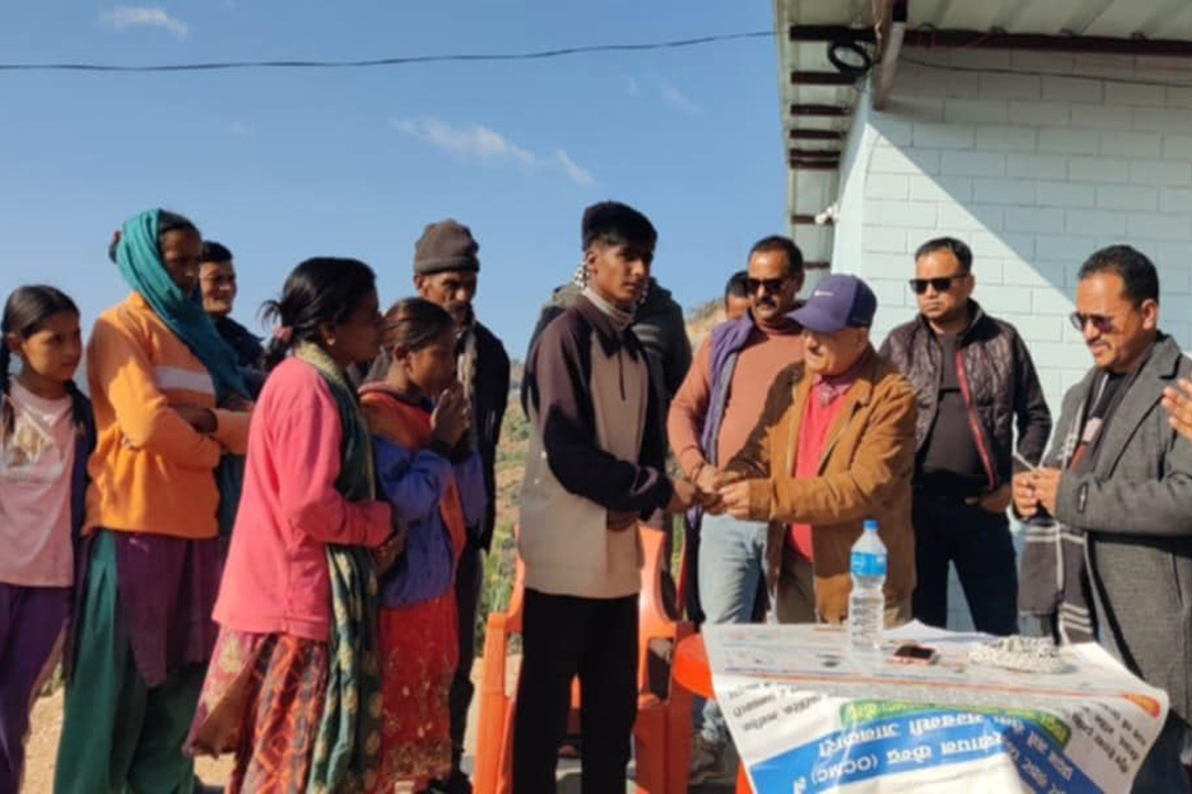 समाजसेवी सापकोटाद्वारा बैतडीका १३ जना विद्यार्थीलाई छात्रवृति प्रदान