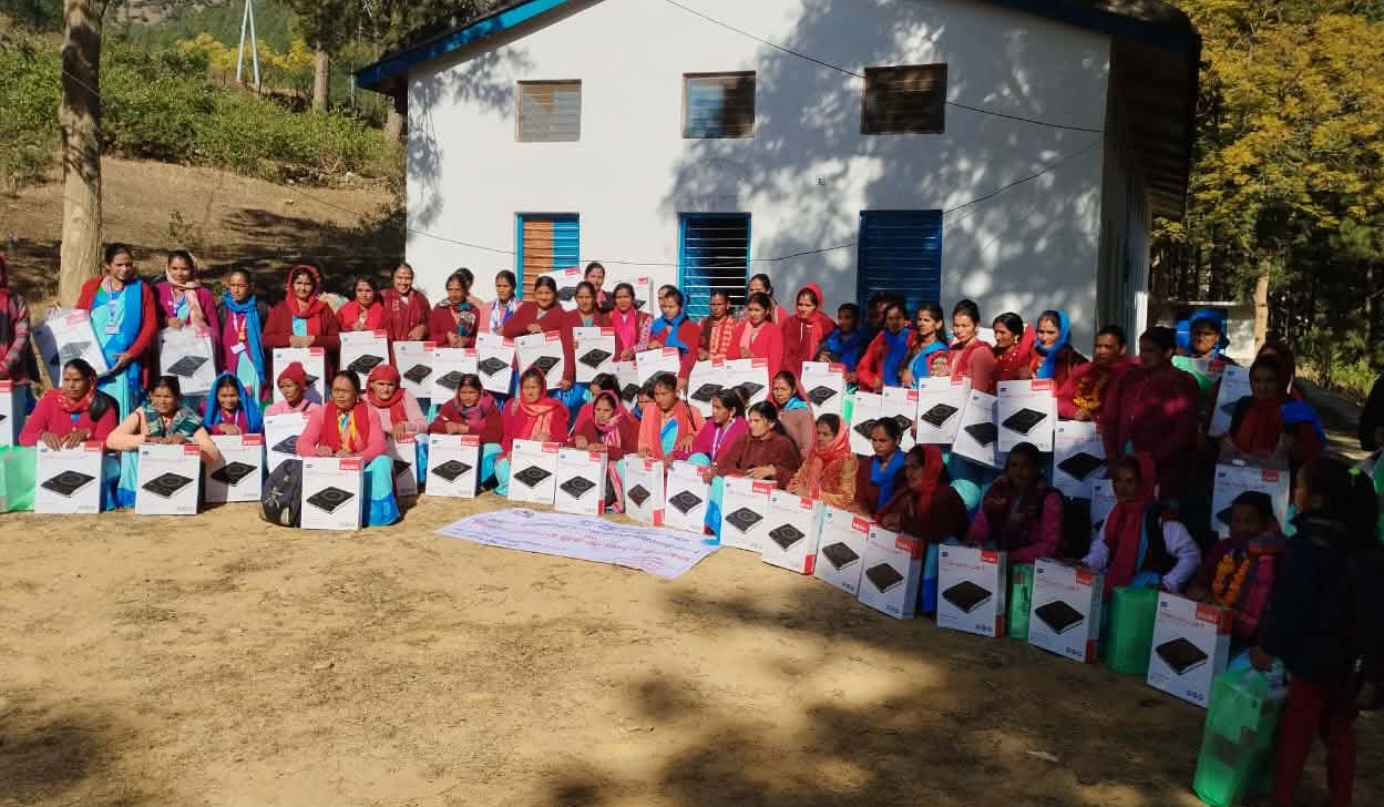 पाटनमा महिला स्वास्थ्य स्वयंसेविकालाई इन्डक्सन चुलो वितरण 