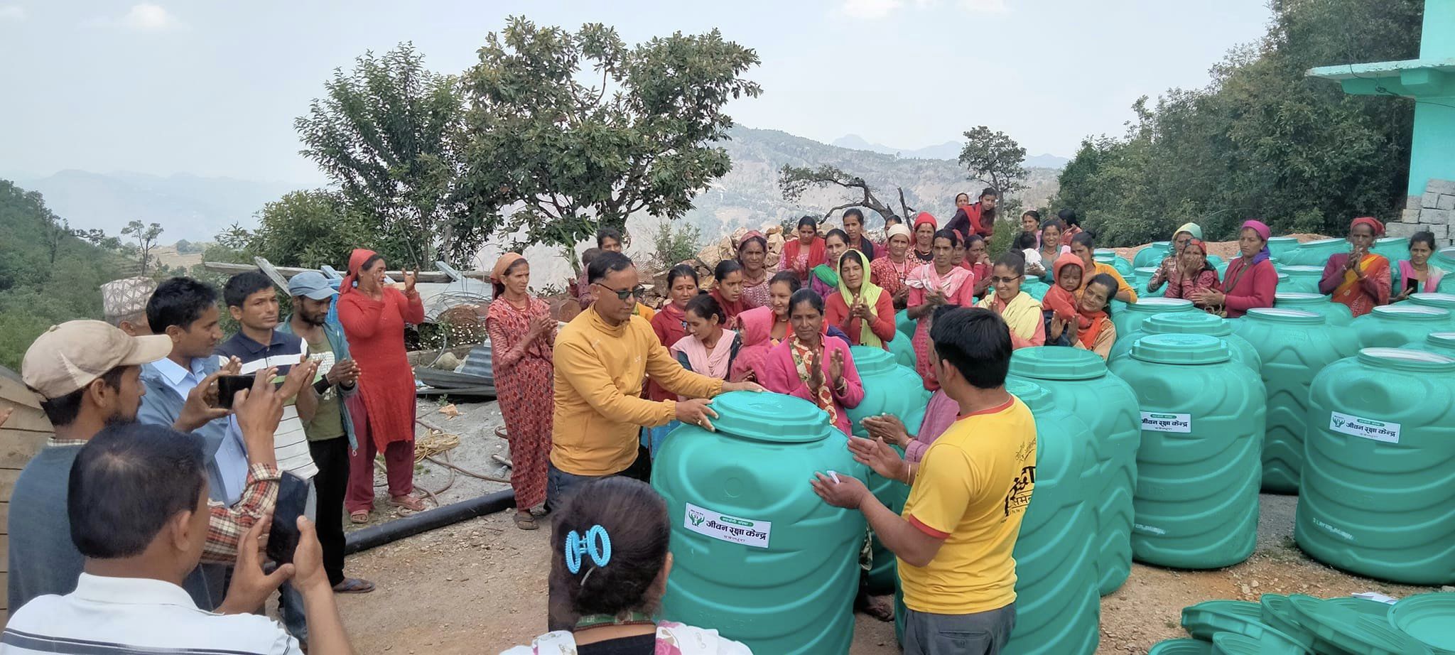 बैतडीको ज्यापुमा जीवन रक्षाले ड्रम वितरण गर्यो 