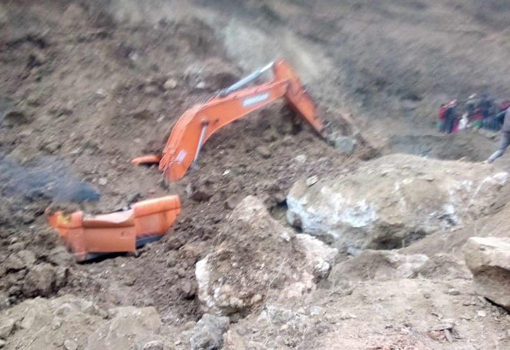 बैतडीमा सडक खन्ने क्रममा खसेको पहिरोले स्काभेटर पुरियो, चालक घाइते