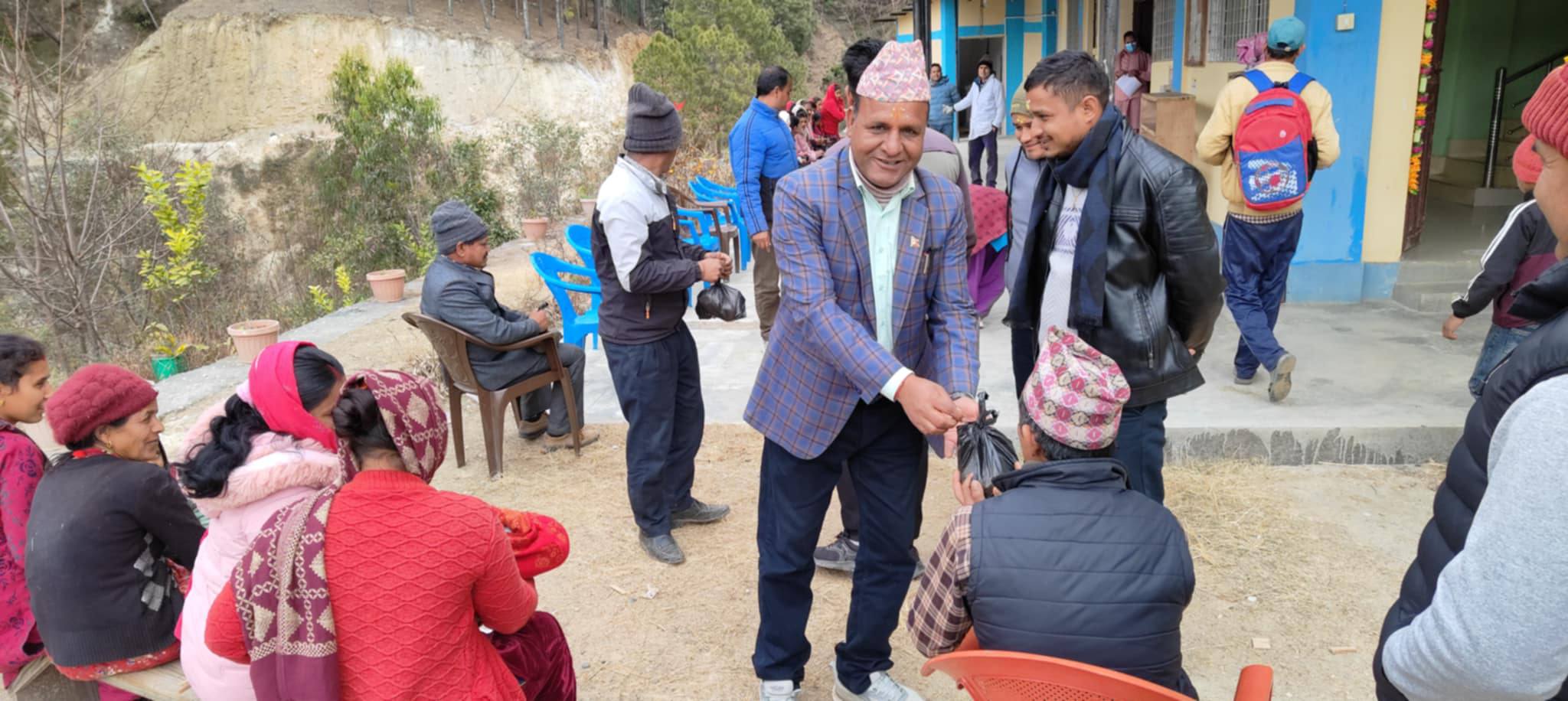 जन्मदिनको अवसरमा नगर प्रमुख बमले गरे बिरामीलाई फलफूल वितरण