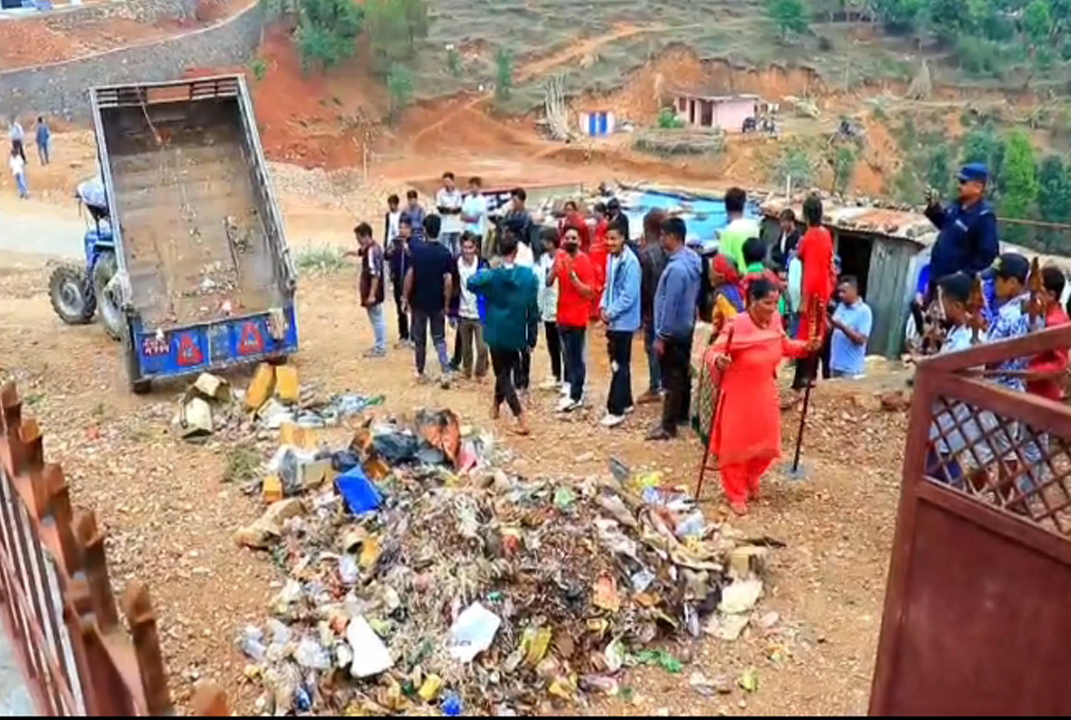 मेलौली नगरपालिकाको परिसरमै स्थानीयले फाले फोहर