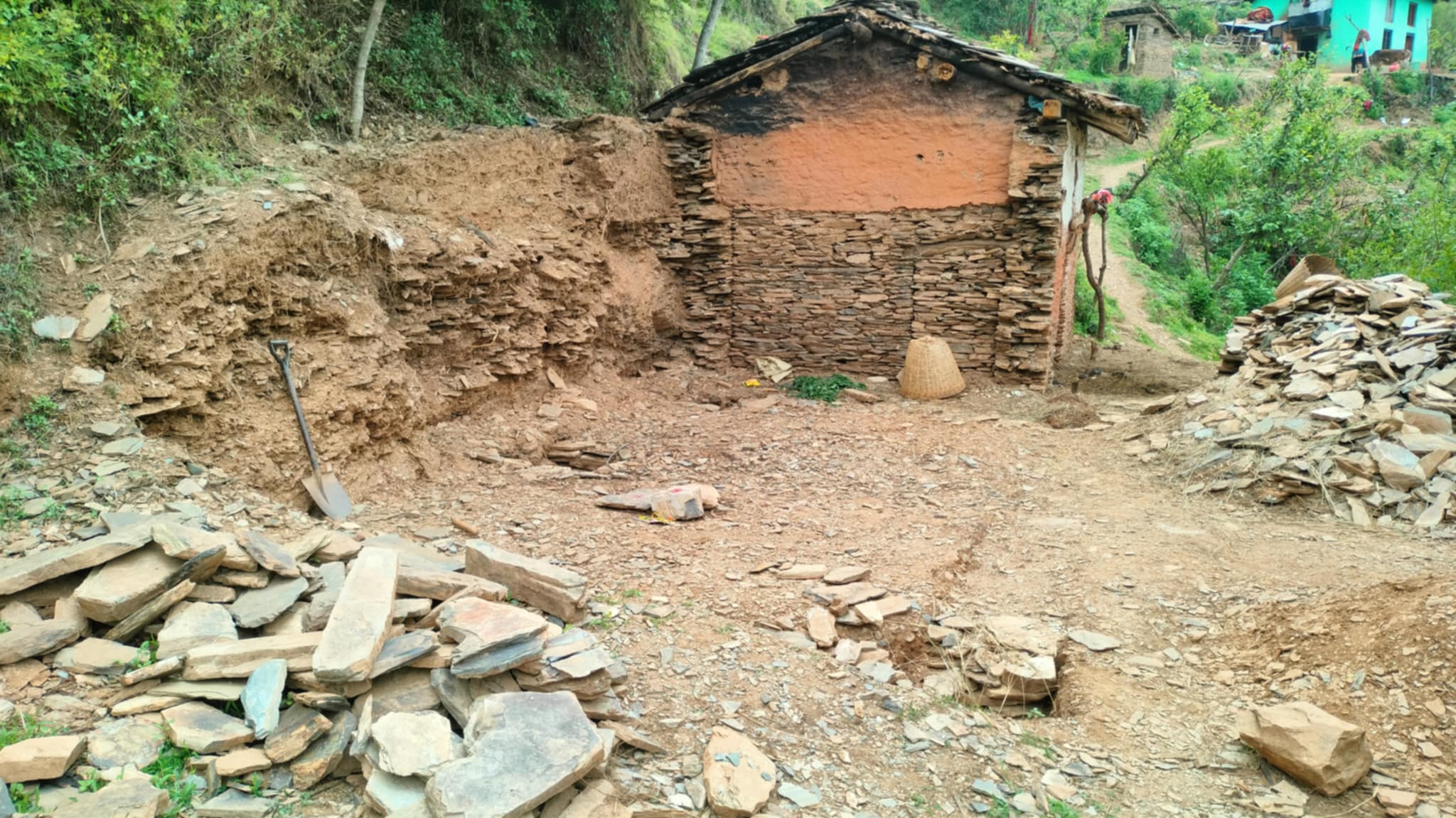 आमा–बुवा गुमाएका बैतडीका नवीन र गौराको घर निर्माण गरिँदै