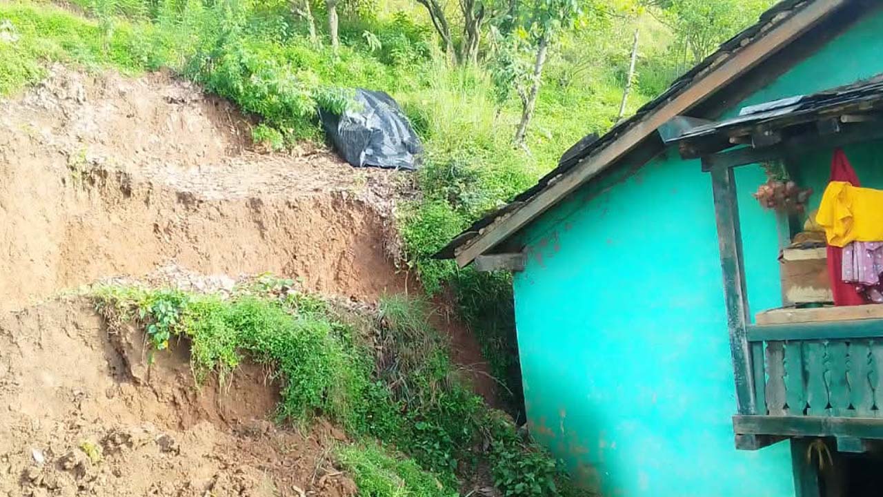 सुर्नयाको बिजुलमा एक घर पहिरोको जोखिममा 
