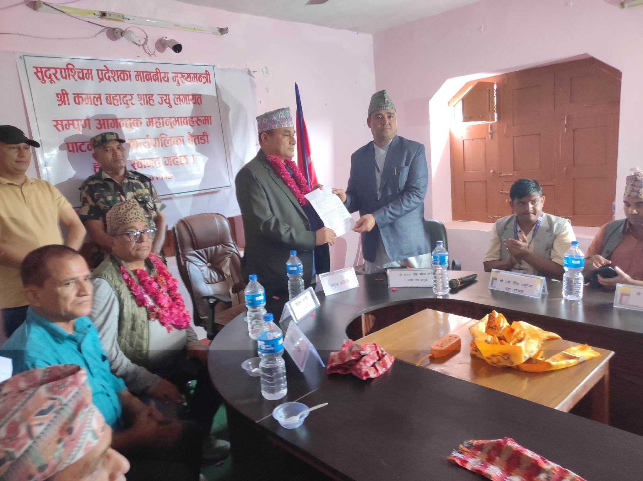 पाटन नगरपालिकाले मुख्यमन्त्री शाहलाई ११ बुँदे ज्ञापन पत्र बुझायो 