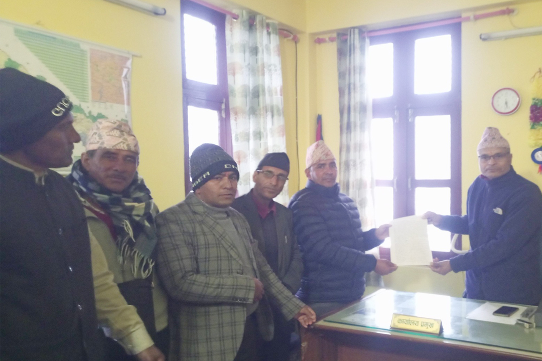 नेटवर्क सुधारको माग गर्दै गाउँपालिका अध्यक्ष कुँवरले बुझाए ज्ञापन पत्र 
