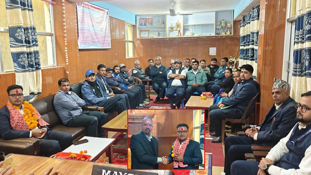 दशरथचन्द नगरपालिकामा नयाँ प्रमुख प्रशासकीय अधिकृत थापा हाजिर 