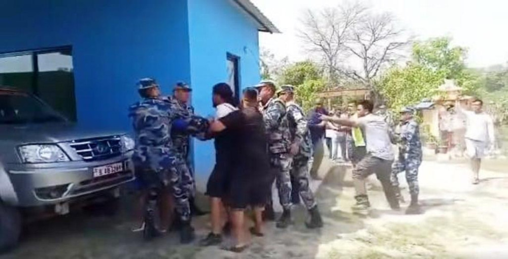 सशस्त्रको गुल्मभित्रै पसेर डिएसपीमाथि हातपात 