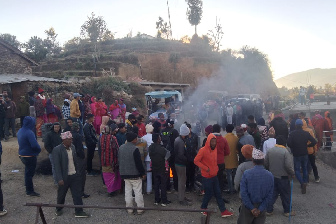 मेलौलीमा अस्पताल विवाद पेचिलो बन्दै : दुवै पक्षद्वारा प्रदर्शन, यातायात पनि बन्द