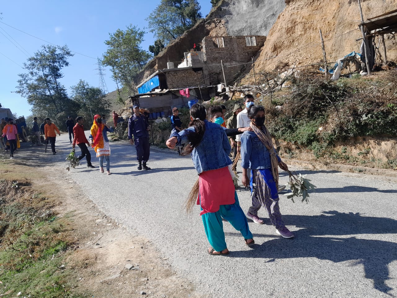 प्रहरी  र म्यादी प्रहरीद्वारा बैतडीको सतबाँझ बजारमा सरसफाइ