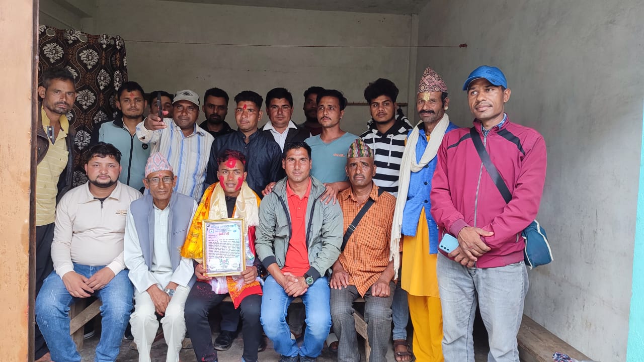 यू–१६ विजेता खेलाडी नरेन भट्टलाई गृह जिल्ला बैतडीमा रास्वपाको सम्मान 