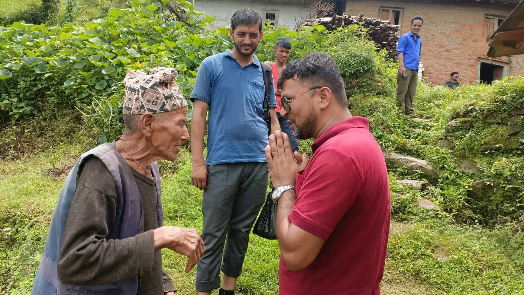 बैतडीको डिलाशैनीका प्रतिनिधि घरदैलो अभियानमा