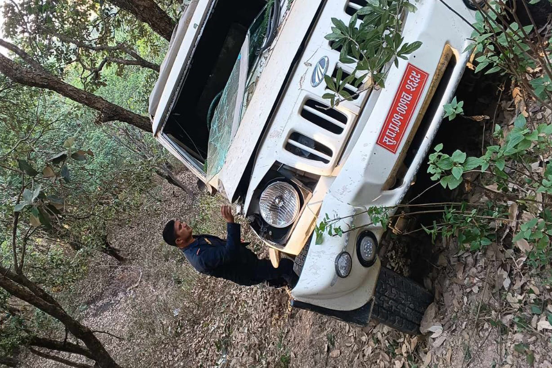 बैतडीको मेलौलीमा सडक छेउमा रोकिराखेको जिप खस्यो