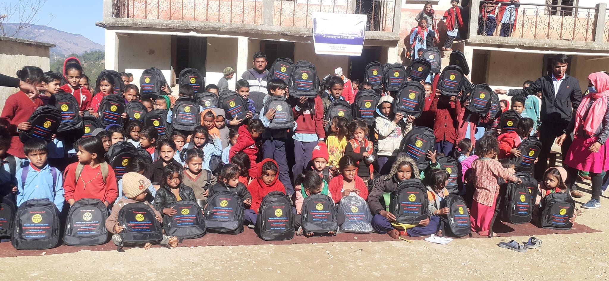 बैतडीमा रोटरी क्लब अफ काठमाण्डौं हाइटले झोला र खेलकुद सामग्री वितरण गर्यो 