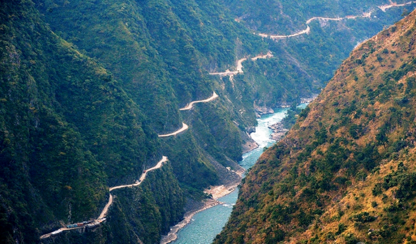 कर्णालीमा जेसीबी खस्दा दुई जनाको मृत्यु, तीन जना बेपत्ता