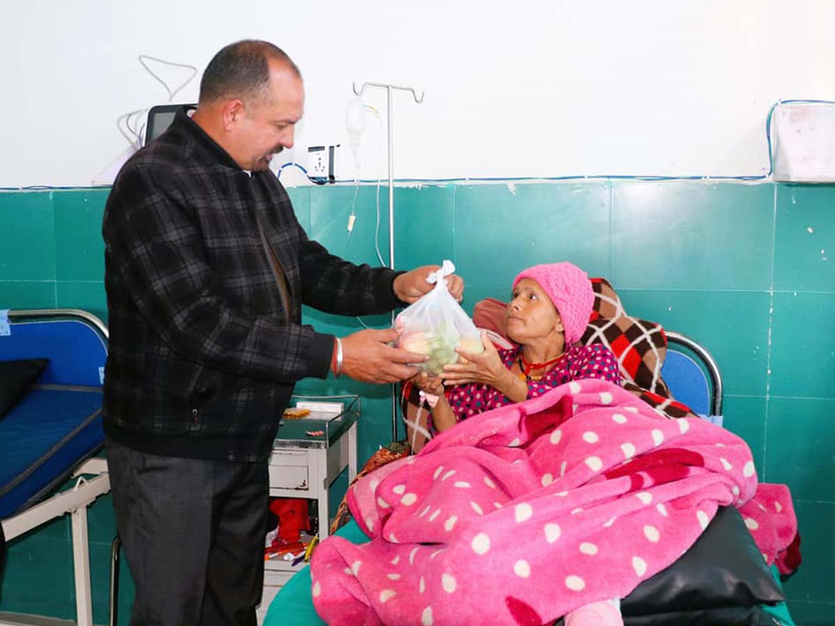 नगरपालिका स्थापना दिवसको अवसरमा अस्पतालका बिरामीलाई फलफूल वितरण 