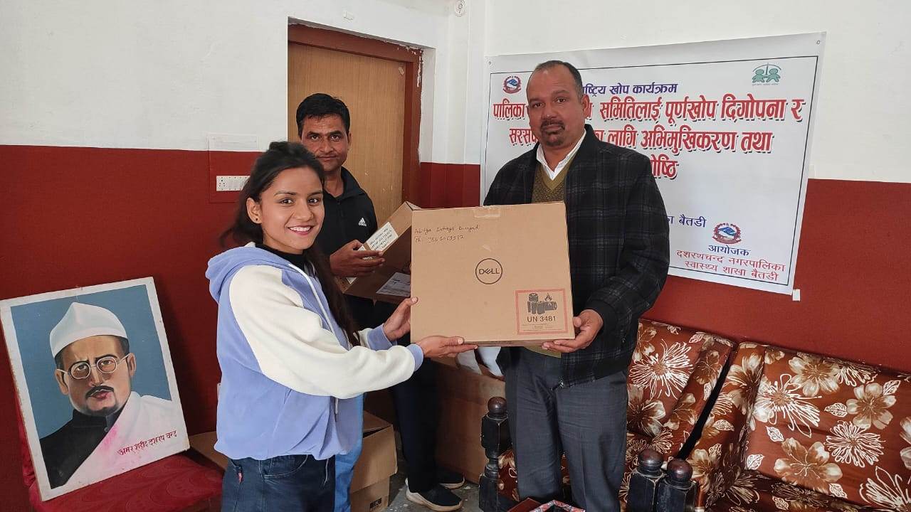 दनपाले स्वास्थ्यचौकीहरुलाई दियो ल्यापटप 