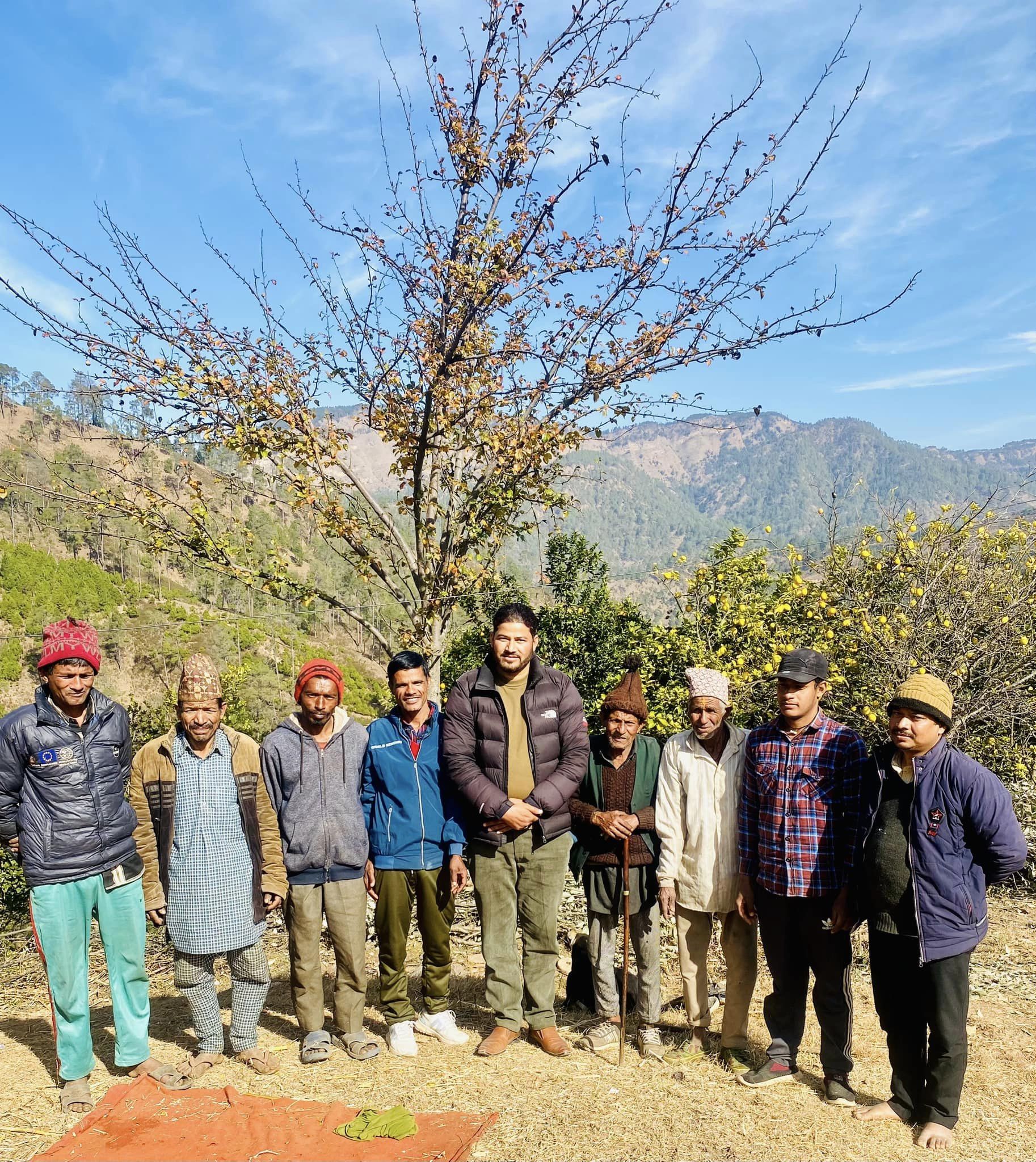 निवर्तमान वडा अध्यक्ष भण्डारीसहितको टोली बस्तीमा पुग्दै 