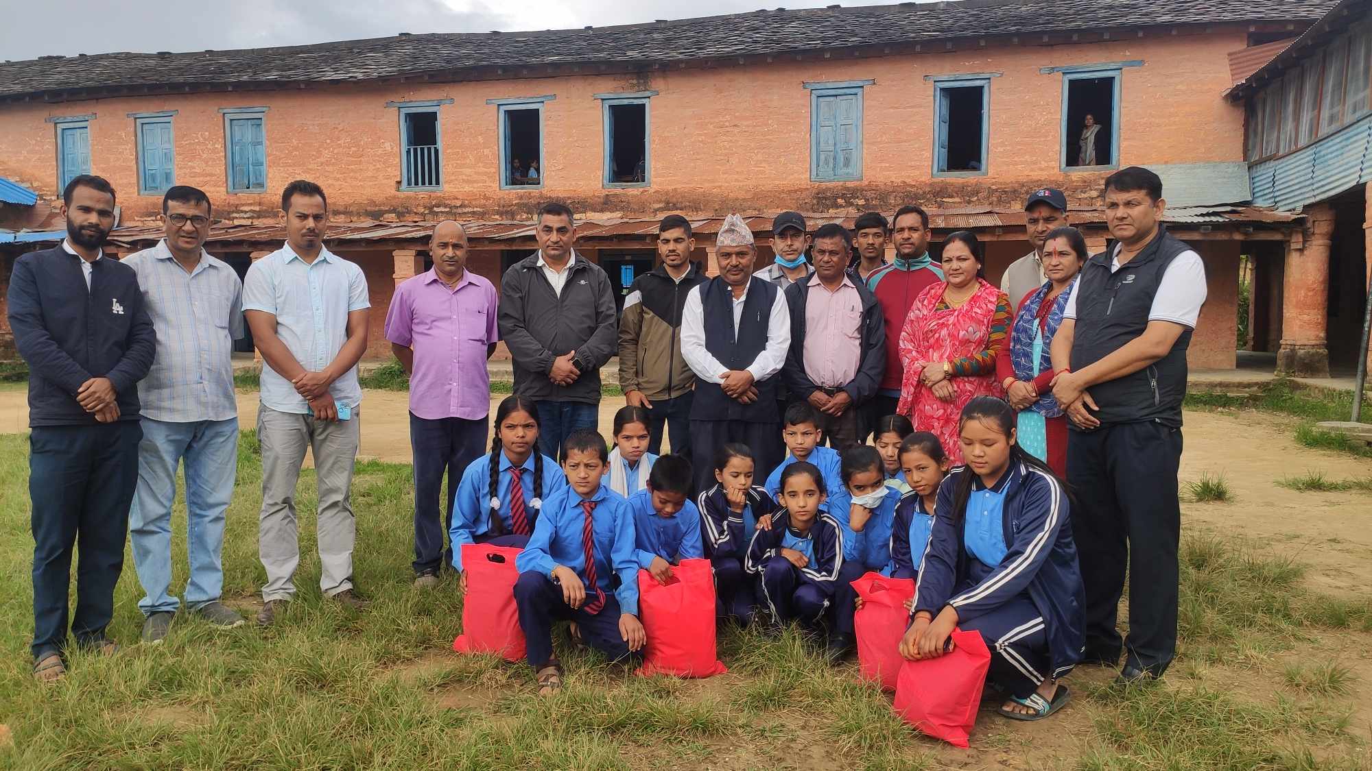 निजामति कर्मचारी युनियन स्थापना दिवस : बिरामीलाई फलफूल, अनाथ बालबालिकलाई लुगा वितरण 