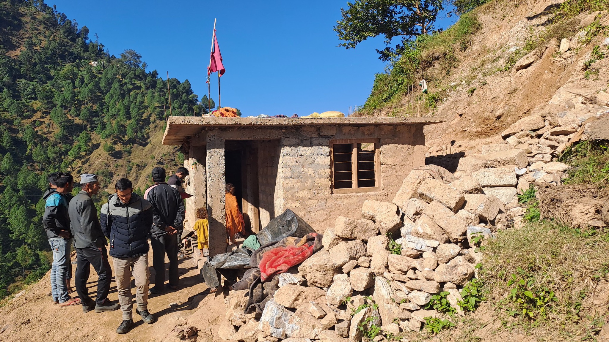 बैतडीमा भूकम्प आएको बेला घर बाहिर निस्किँदा एकजनाको लडेर मृत्यु 