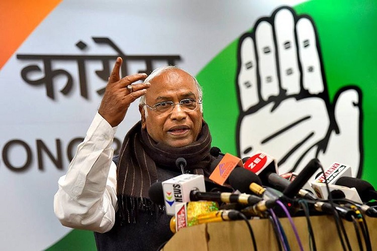 भारतीय राष्ट्रिय कंग्रेसको अध्यक्षमा खड्गे, नेतृत्व गान्धी परिवारबाट बाहिर गयाे