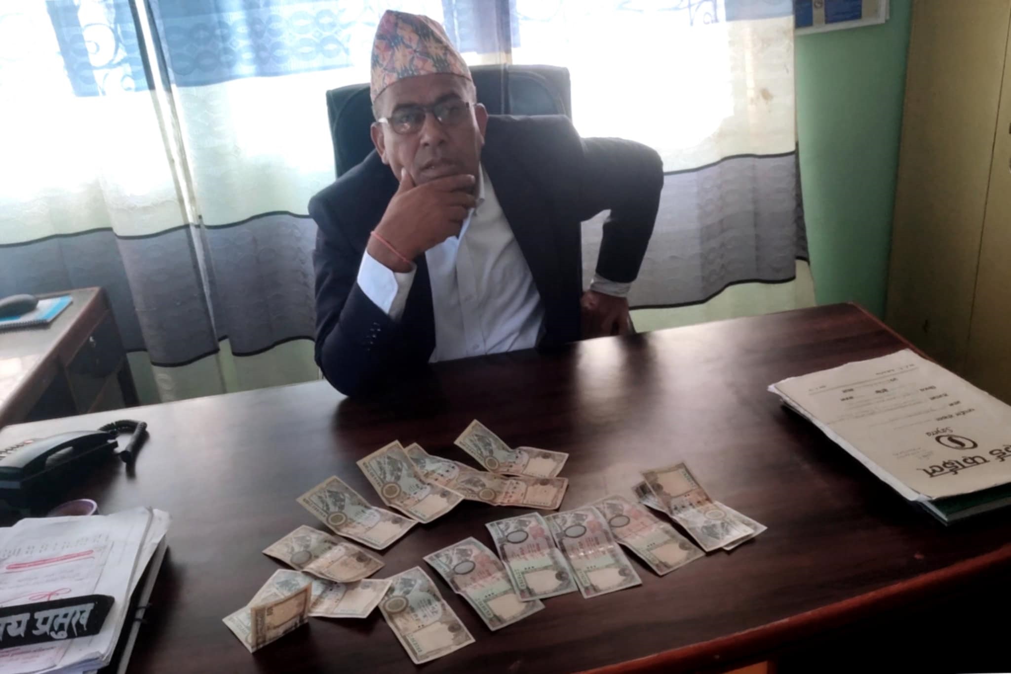 घुस माग्ने मालपोत कार्यालय बैतडीका हाकिम विभागमा तानिए, स्पष्टीकरण माग