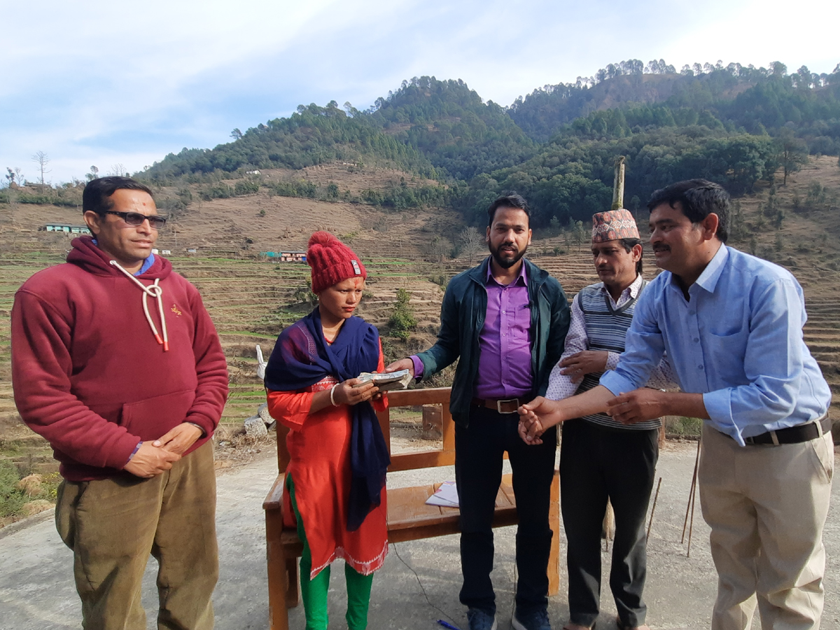 क्यान्सर पीडित मञ्जुलाई सहयोग रकम हस्तान्तरण 