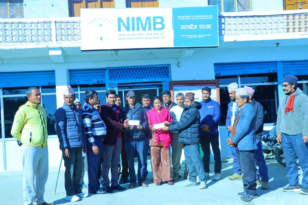 पहिरोले घरवारविहिन भएका परिवारलाई नेपाल इन्भेष्टमेन्ट मेगा बैंकको दुई लाख सहयोग 
