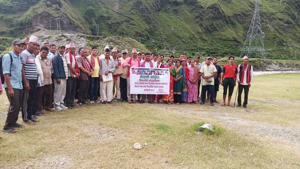 बैतडीमा जेष्ठ क्रियाशील सदस्यहरुलाई कांग्रेसको सम्मान