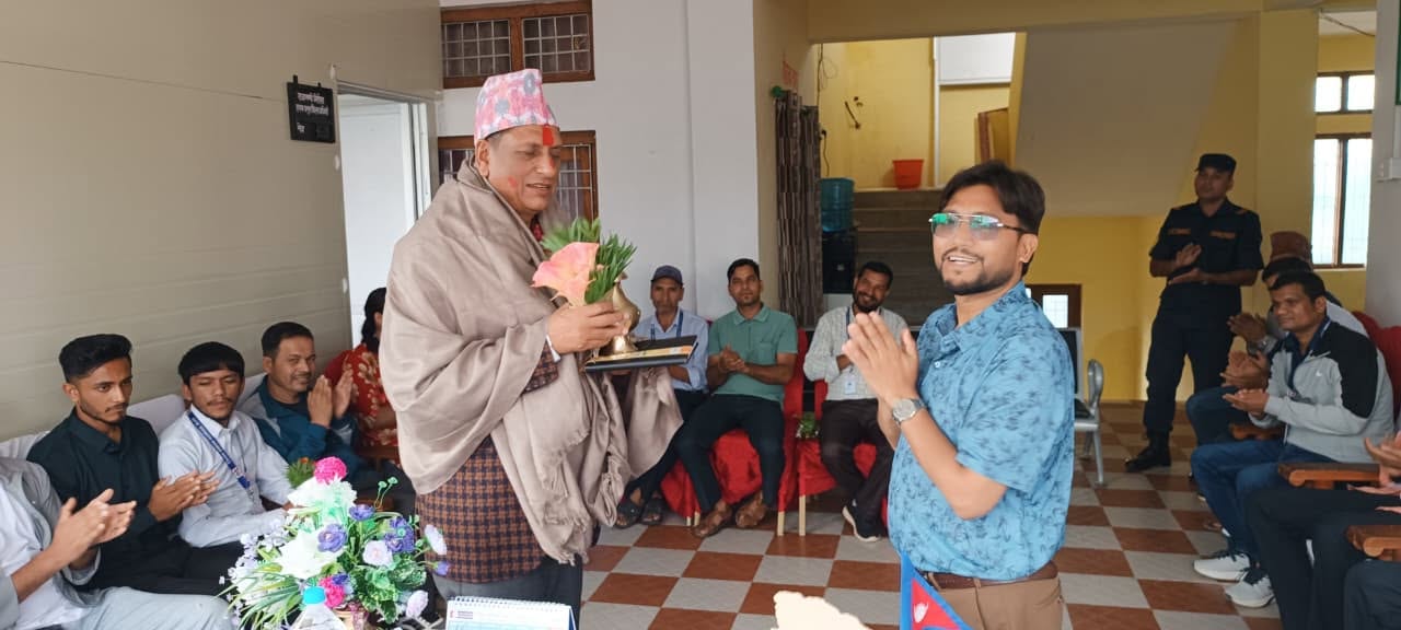 बैतडीका सहायक प्रमुख जिल्ला अधिकारी निरौलाको बिदाइ 