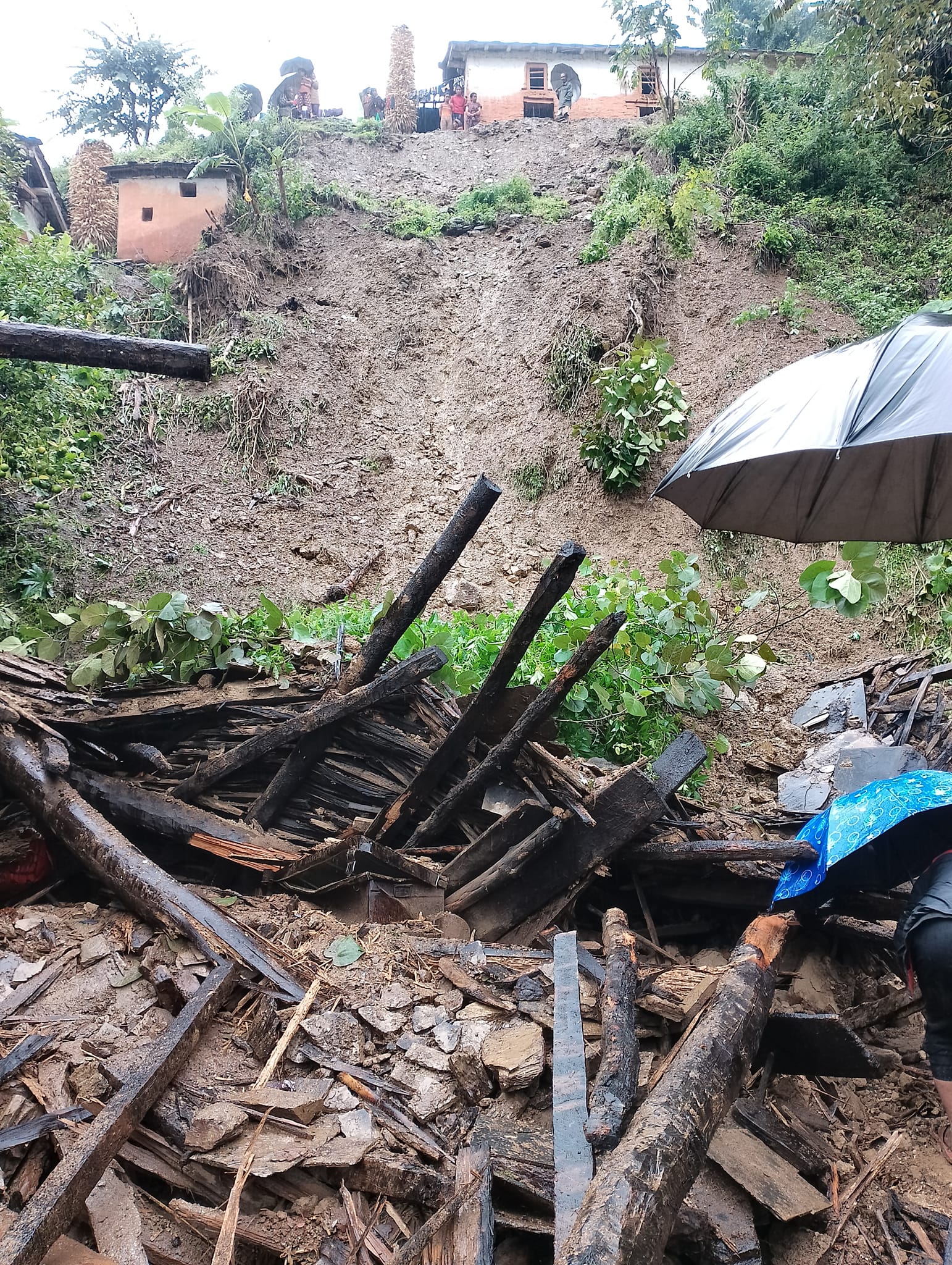 पहिरोले दोगडाकेदारमा एक घरमा पूर्ण क्षति, पाँच घर पहिरोको उच्च जोखिममा 