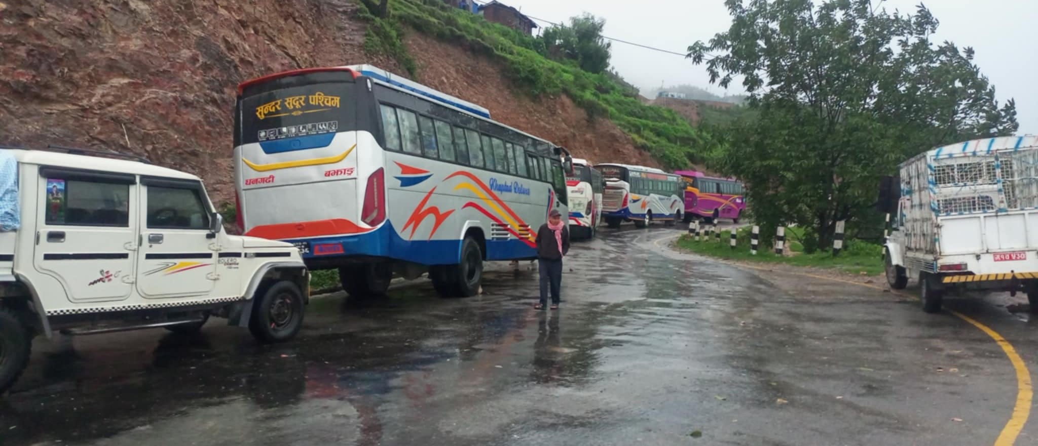 लामो दूरीका गाडी सञ्चालन खुकुलो बनाउने सरकारको निर्णय, जोमिखयुक्त ठाउँमा रात्रिबस चलाउन अझै रोक