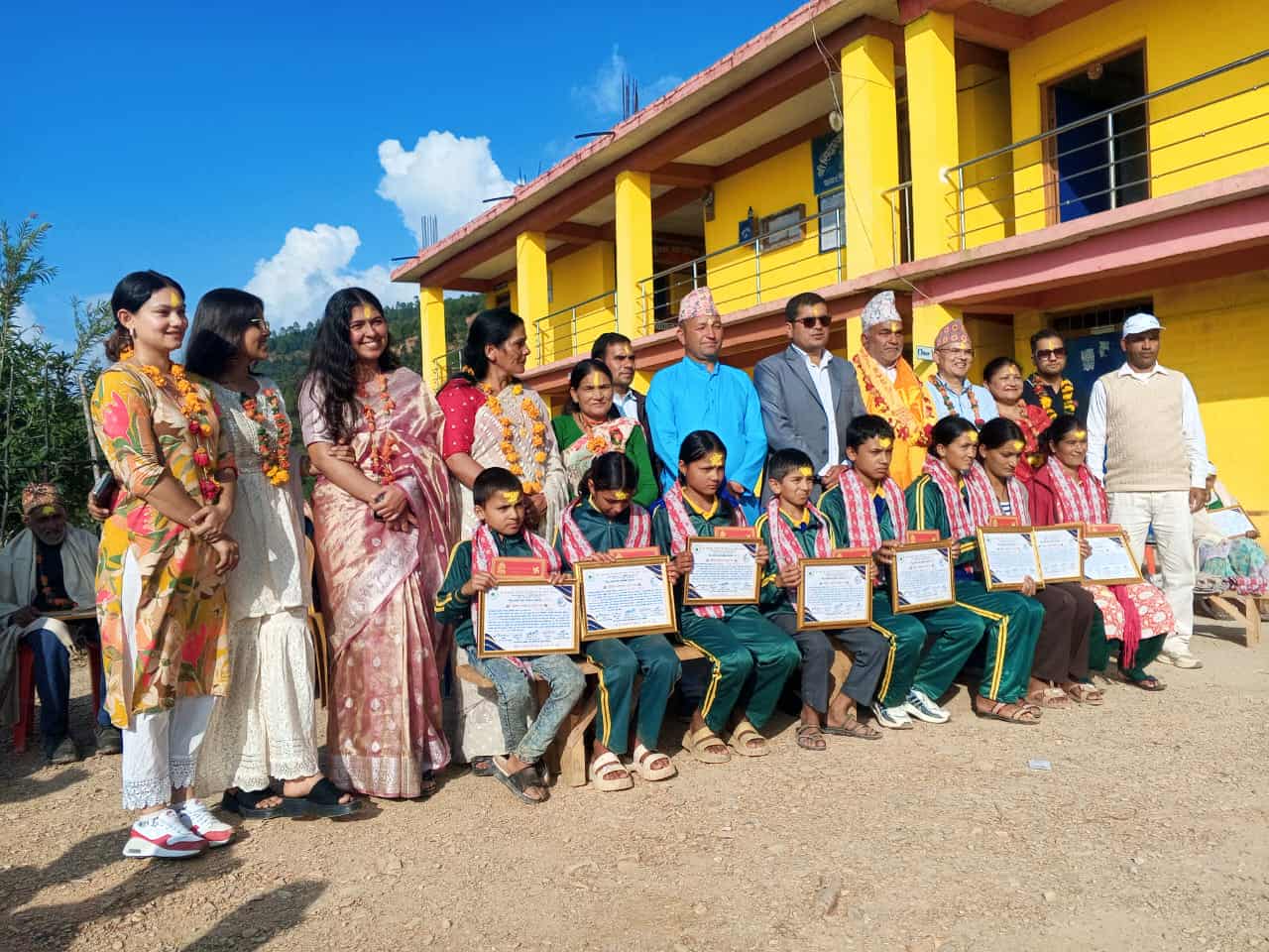 लोकानन्द धनेश्वरीदेवी दीर्घराज भट्ट स्मृति प्रतिष्ठानद्वारा जेष्ठ नागरिक र विद्यार्थी सम्मानित