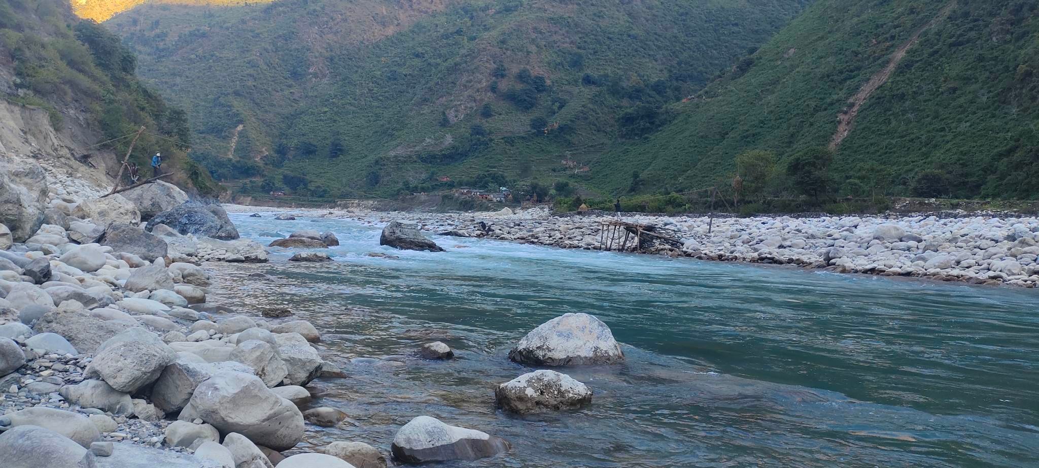 सेती नदीमा पुल नबन्दा सिगासबासीलाई समस्या