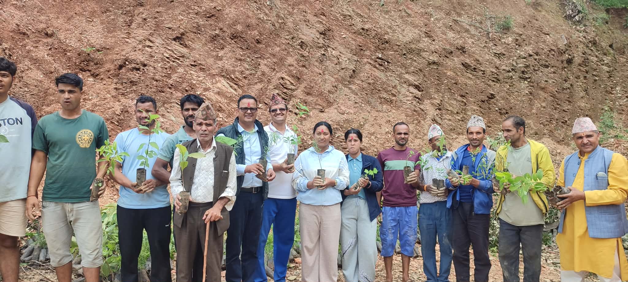 बैतडीको गोकर्णेश्वर शिव धाममा वृक्षारोपण 