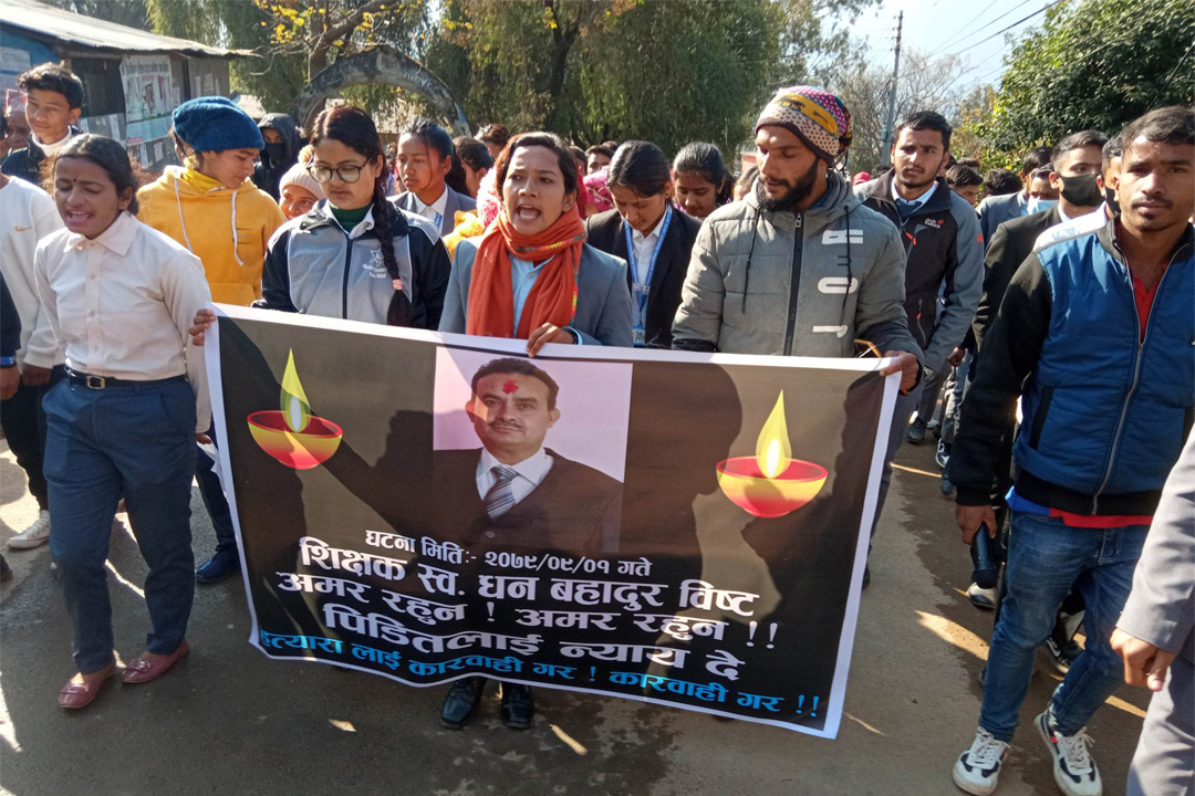 बैतडीमा शिक्षक मृत्यु प्रकरण : न्यायको माग गर्दै विद्यार्थी आन्दोलित 
