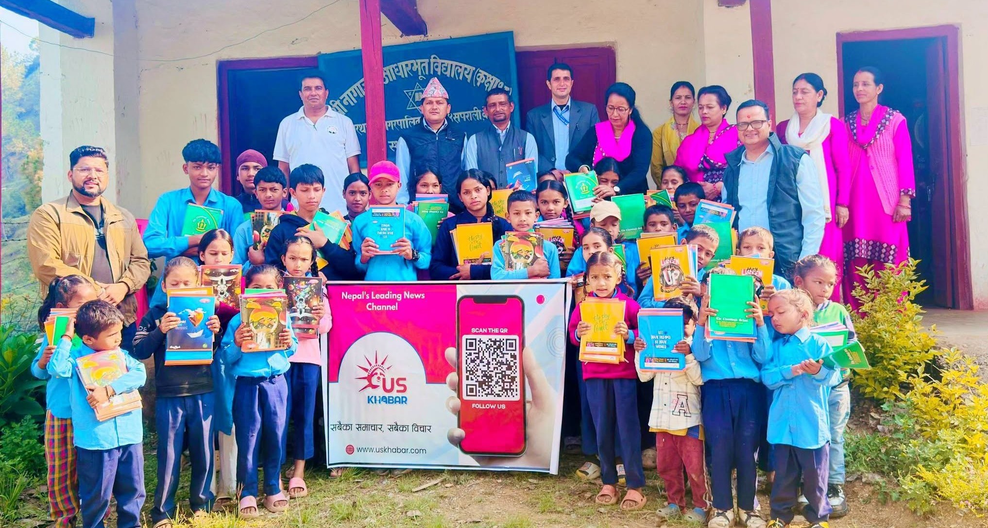 बैतडीमा विपन्न विद्यार्थीलाई शैक्षिक सामग्री वितरण