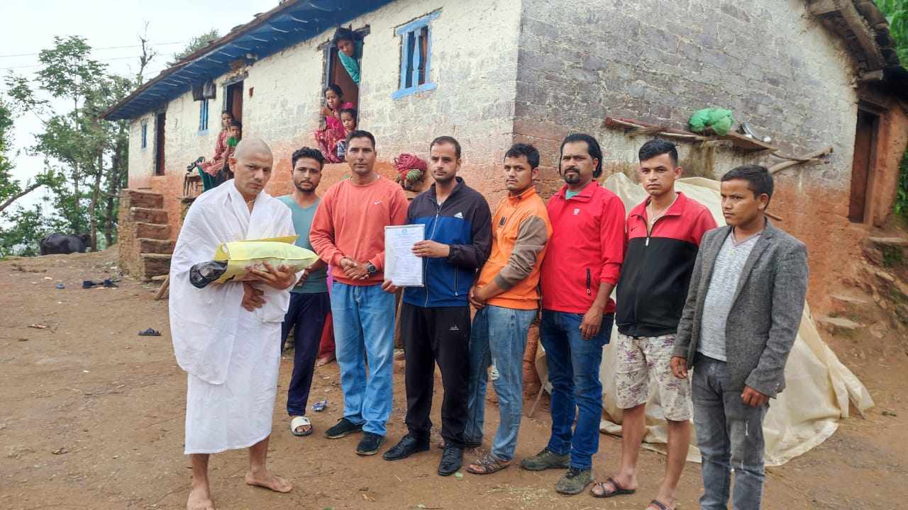 बैतडीमा आमा गुमाएका बालबालिकालाई रास्वपाले दियो पोशाक र शैक्षिक सामग्री