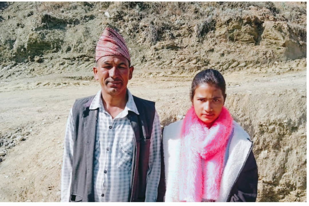 बैतडी पुर्चौंडीका ४६ बर्षीय सुरेन्द्र छोरीसंगै कक्षा –८ को परीक्षा दिँदै
