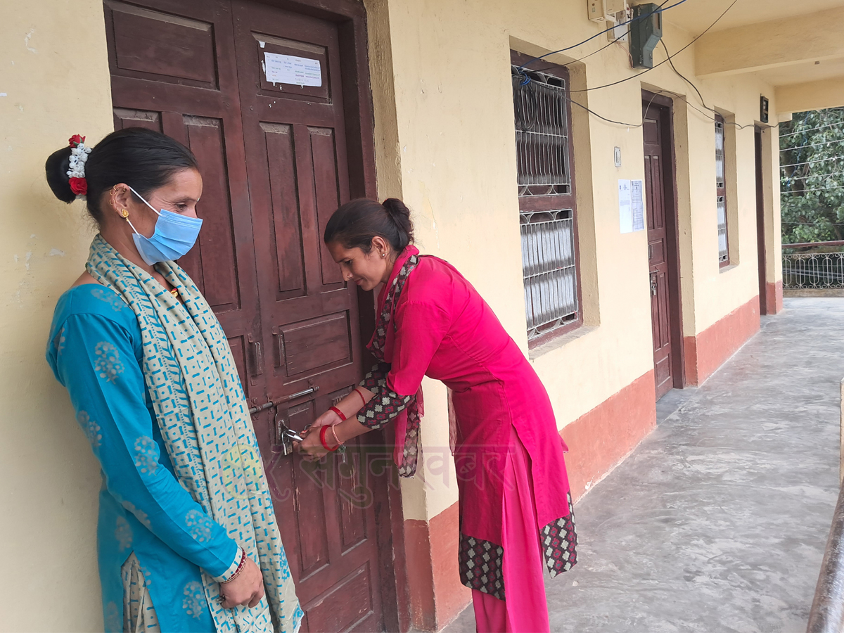 बैतडीको दनपामा बालविकास सहजकर्ता आन्दोलित, शिक्षा शाखामा गरे तालाबन्दी 