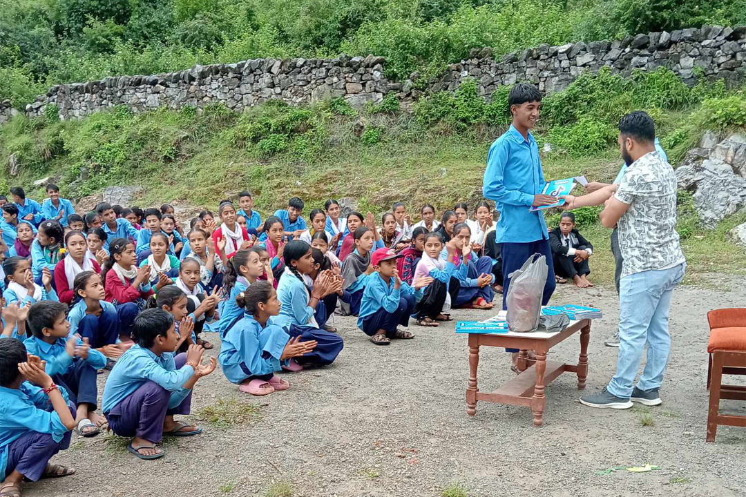 जन्मदिनको अवसरमा शैक्षिक सामग्री वितरण