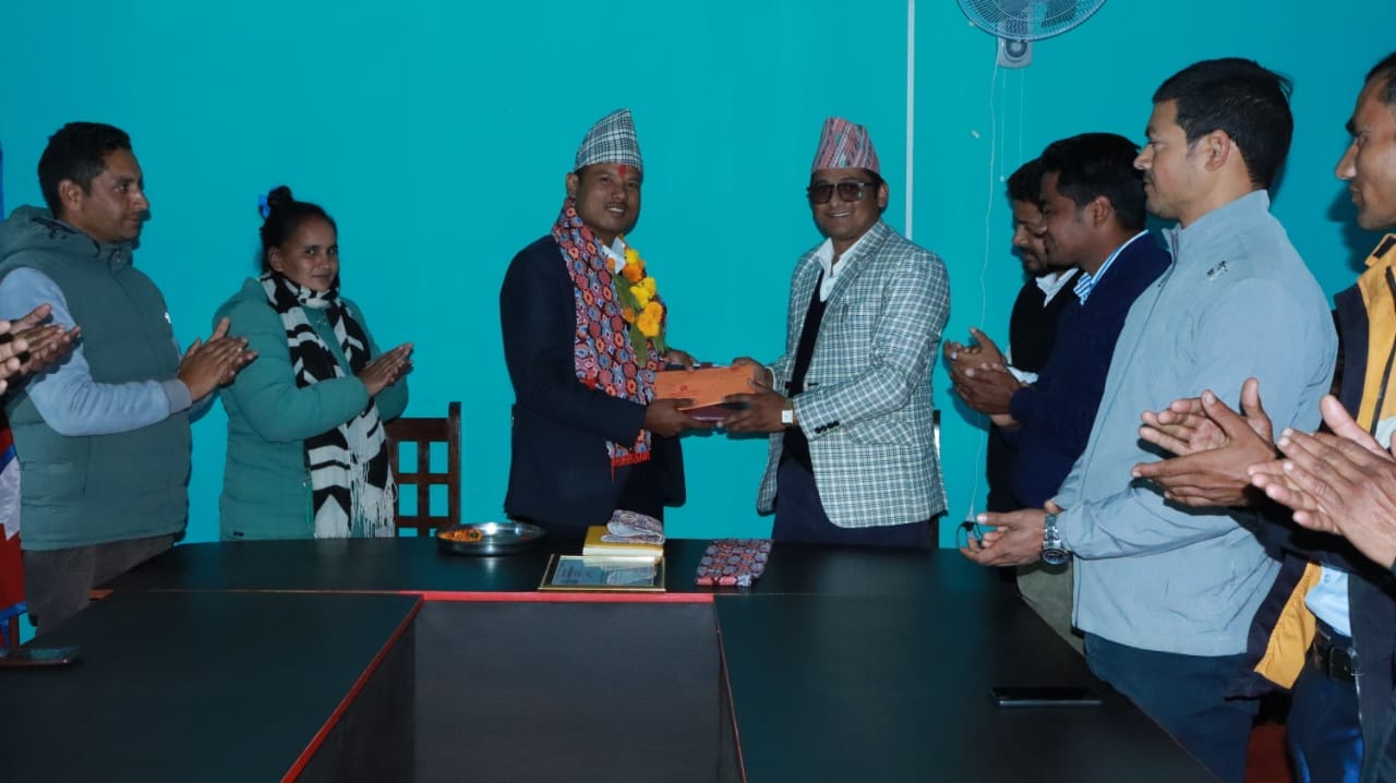 बैतडीको दोगडाकेदारका प्रमुख प्रशासकीय अधिकृत थारुको सरुवा 