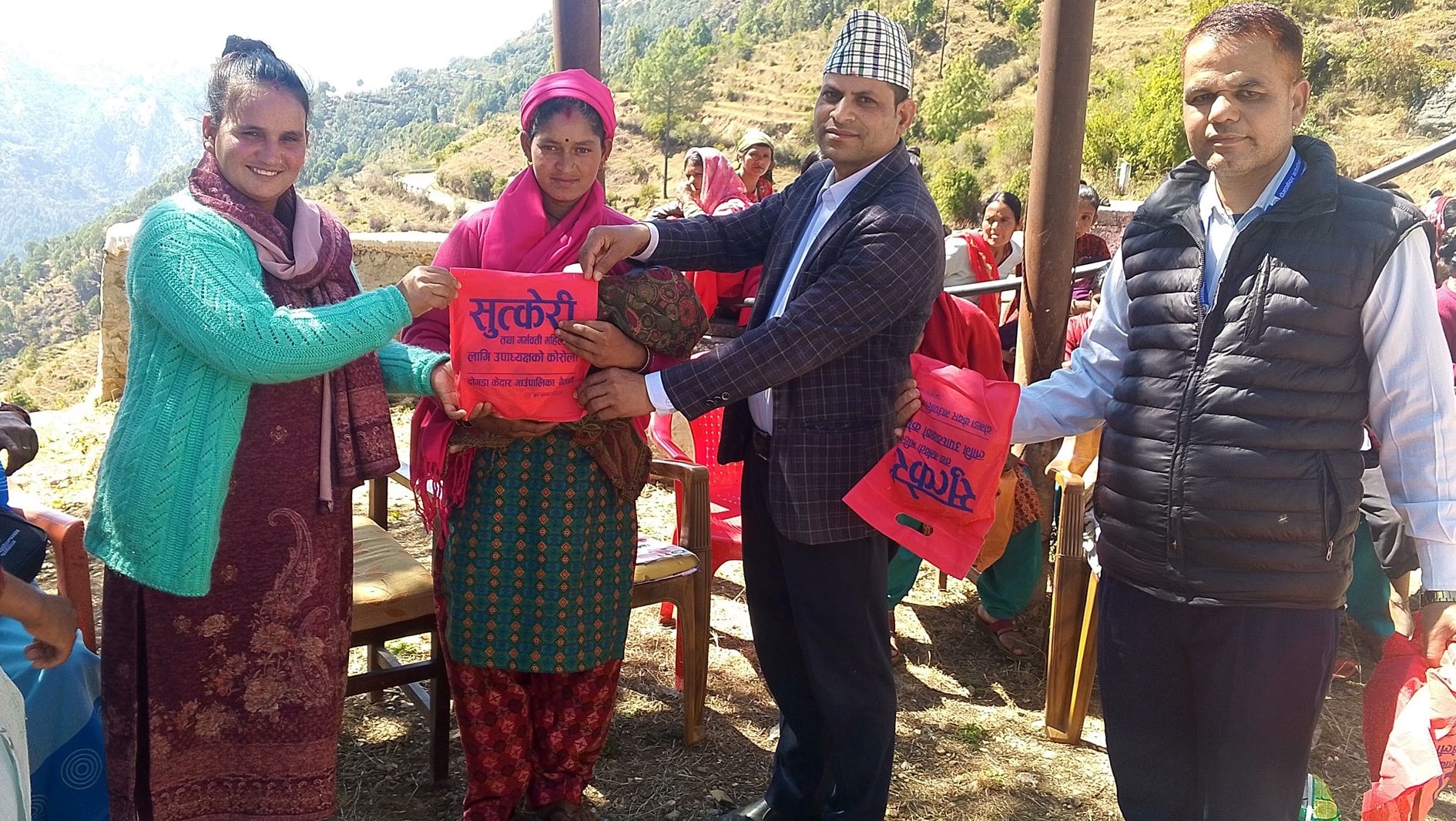 दोगडाकेदारमा उपाध्यक्षको कोसेली : तरकारीको बीउ वितरण गरिँदै