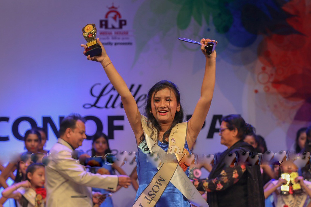 लिटिल आइकन नेपालः बैतडीकी आयुषाले जितिन् दुई अवार्ड 