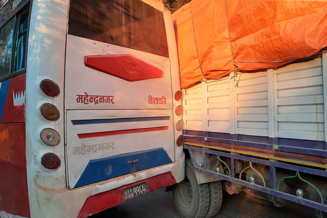 बैतडीमा बस र  ट्रक आपसमा ठोक्कीए