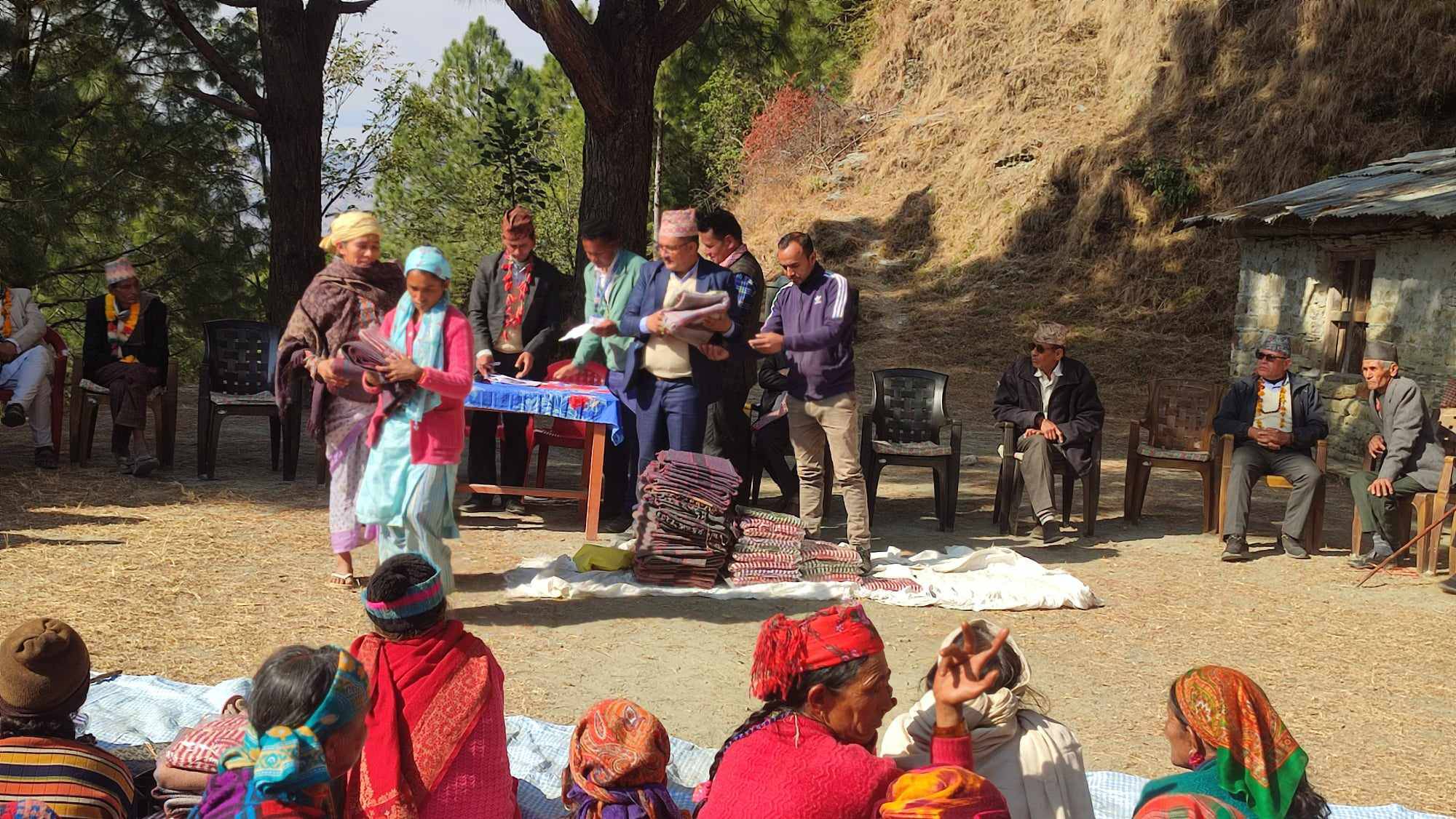 समाजसेवी बोहराले एकल महिलाहरुलाई स्वेटर र कम्बल वितरण गरे 