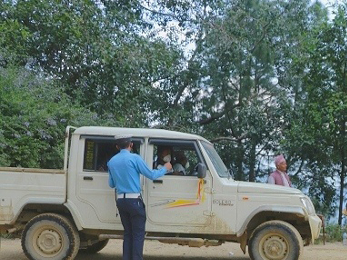 छोटो दुरीका सवारी साधनमा भाडादर टाँसे नटाँसेको बैतडी ट्राफिक प्रहरी  द्वारा अनुगमन सुरू